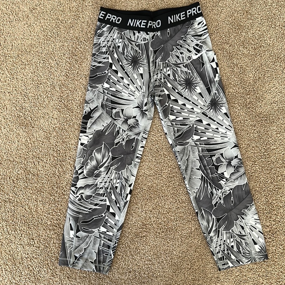 Girls Nike Pro Dri-Fit capri leggings in size XL